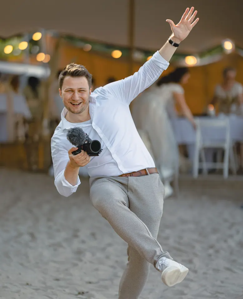 Daniel Hamm mit Kamera auf einer Hochzeitsfeier